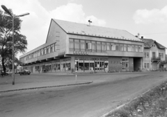 Magyarország, Nagyigmánd, József Attila utca - Mansbarth utca sarok, Tanácsháza (később Községháza) és Áruház., 1973, FŐFOTÓ, áruház, Fortepan #215732