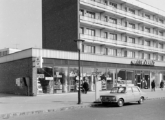 Magyarország, Budapest XVIII., Üllői út 366-376. (Vörös Hadsereg útja 86-96.)., 1973, FŐFOTÓ, Budapest, élelmiszerbolt, Lada-márka, taxiállomás, láda, Közért Vállalat, Fortepan #215753