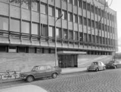 Magyarország, Budapest XXI., Árpád utca 1., Csepel Művek Munkásotthona., 1973, FŐFOTÓ, Budapest, kerékpár, Volkswagen Bogár, Polski Fiat 125p, Fortepan #215810