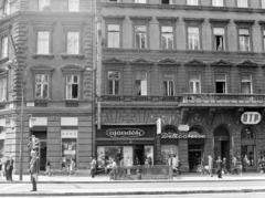 Magyarország, Budapest VI., balra az Oktogon (November 7. tér) 1-es számú ház oldalhomlokzata, jobbra a Teréz körút 18. (Lenin körút 76.) számú ház., 1973, FŐFOTÓ, Budapest, Fortepan #215824