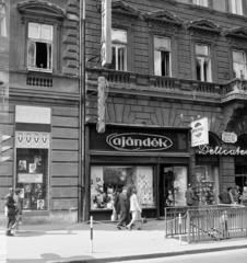 Magyarország, Budapest VI., balra az Oktogon (November 7. tér) 1-es számú ház oldalhomlokzata, jobbra a Teréz körút 18. (Lenin körút 76.) számú ház., 1973, FŐFOTÓ, Budapest, Fortepan #215825