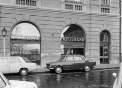 Magyarország, budai Vár, Budapest I., gyógyszertár a Dísz tér 16-os számú házban, 1973, FŐFOTÓ, Skoda 100, Budapest, Fortepan #215843