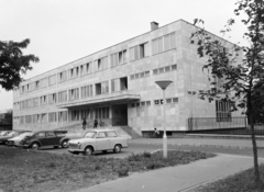 Magyarország, Budapest IX., Füleki utca 1., a Szakorvosi Rendelőintézet a Gyáli út felől., 1973, FŐFOTÓ, Trabant 601, Volkswagen Bogár, Budapest, Skoda 110R Coupé, Fortepan #215858