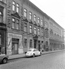 Magyarország, Budapest VII., szemben középen a Nefelejcs utca 32-es számú ház., 1973, FŐFOTÓ, Volkswagen-márka, rendszám, Volkswagen Bogár, Budapest, Fortepan #215871