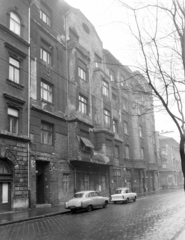 Magyarország, Budapest VII., szemben középen a Nefelejcs utca 40-es számú ház., 1973, FŐFOTÓ, Wartburg 311/312, Trabant 601, rendszám, Budapest, Fortepan #215891