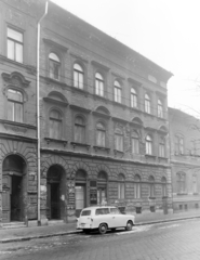 Magyarország, Budapest VII., szemben középen a Nefelejcs utca 24-es számú ház., 1973, FŐFOTÓ, rendszám, Trabant 600, Budapest, Fortepan #215919