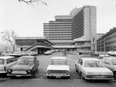 Magyarország, Budapest V., a Hotel Duna Intercontinental a Petőfi tér felől nézve, jobbra az Apáczai Csere János utca., 1973, FŐFOTÓ, Fejér Zoltán, rendszám, Budapest, Mercedes W115, Fiat 850, Ford Taunus P4, Opel Rekord D, Simca Vedette, Fortepan #215926