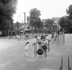 Magyarország, Budapest XIII., Béke tér, játszótér, háttérben a 3-as számú ház., 1972, FŐFOTÓ, Budapest, játszótér, mászóka, gyárkémény, Fortepan #215972