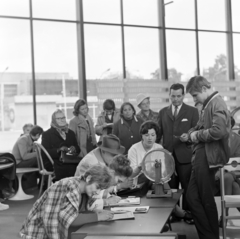 Magyarország, Városliget, Budapest XIV., az Alumíniumipar pavilonja a Budapesti Nemzetközi Vásár területén. Az "Otthon '73" kiállítás nyereménysorsolása a kiállított bútorokból., 1972, FŐFOTÓ, Budapest, sorsolás, Fortepan #215997