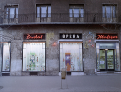 Hungary, Budapest XI., Móricz Zsigmond körtér 2., Illatszerbolt., 1973, FŐFOTÓ, Budapest, Show window, store display, perfume store, trash can, Fortepan #216007