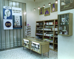 Hungary, Budapest XI., Móricz Zsigmond körtér 2., Illatszerbolt., 1973, FŐFOTÓ, Budapest, shop interior, display, perfume store, Caola brand, Fortepan #216008