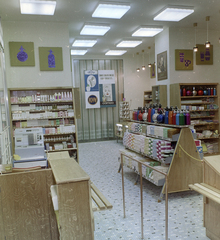 Hungary, Budapest XI., Móricz Zsigmond körtér 2., Illatszerbolt., 1973, FŐFOTÓ, Budapest, shop interior, display, perfume store, soda water bottle, cash register, Caola brand, Fortepan #216009