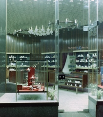 Hungary, Budapest V., Kossuth Lajos utca - Városház utca sarok, az Óra és Ékszerkereskedelmi Vállalat óraszalonja., 1973, FŐFOTÓ, Budapest, shop interior, Fortepan #216025