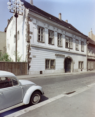 Hungary, Budapest I., Országház utca 2., Alabárdos étterem., 1973, FŐFOTÓ, colorful, Volkswagen-brand, Volkswagen Beetle, Budapest, Fortepan #216030