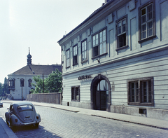 Hungary, Budapest I., Országház utca a Szentháromság tér, a régi budai Városháza felé nézve, jobbra az Alabárdos étterem., 1973, FŐFOTÓ, colorful, Volkswagen-brand, number plate, Volkswagen Beetle, Budapest, Fortepan #216031