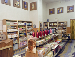 Hungary, Budapest VII., Baross tér 15., Gardénia illatszerbolt., 1973, FŐFOTÓ, Budapest, shop interior, display, perfume store, soda water bottle, Fortepan #216049