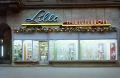 Magyarország, Budapest VII., Erzsébet (Lenin) körút 4., Lilla Illatszerbolt., 1973, FŐFOTÓ, Budapest, kirakat, üzletportál, illatszerbolt, neon felirat, Fortepan #216097