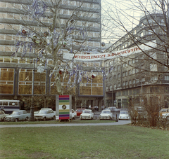 Magyarország, Budapest V., Vörösmarty tér, szemben az ORI (Országos Rendező Iroda) székháza., 1973, FŐFOTÓ, Budapest, karácsony, hanglemez, parkoló, Fortepan #216098