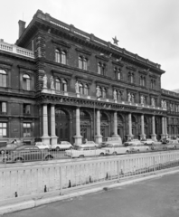 Magyarország, Budapest IX., Fővám (Dimitrov) tér, a Marx Károly Közgazdaságtudományi Egyetem (később Corvinus Egyetem) épülete., 1973, FŐFOTÓ, Budapest, parkoló, Fortepan #216111