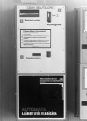 Magyarország, Budapest XI., Irinyi József utca 38., a felvétel a 117-es önkiszolgáló postán készült, ajánlottlevél-felvevő automata., 1973, FŐFOTÓ, Budapest, posta, automata, Fortepan #216114