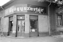 Magyarország, Budapest IV., Istvántelki út 73.- Árpád út sarok., 1973, FŐFOTÓ, Budapest, üzletportál, utcanévtábla, gyógyszertár, Fortepan #216116