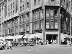 Magyarország, Budapest V., Vörösmarty tér, Luxus Áruház, jobbra a Deák Ferenc utca., 1973, FŐFOTÓ, kötöttáru, Budapest, Fortepan #216127