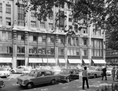 Magyarország, Budapest V., Vörösmarty tér, Luxus Áruház., 1973, FŐFOTÓ, kötöttáru, Budapest, GAZ M21 Volga, VAZ 2101, Fortepan #216129