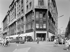 Magyarország, Budapest V., Vörösmarty tér, Luxus Áruház, jobbra a Deák Ferenc utca., 1973, FŐFOTÓ, Budapest, Volvo Amazon, Fortepan #216130