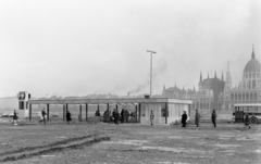 Magyarország, Budapest I., Batthyány tér, utascsarnok az aluljáróhoz vezető mozgólépcsőkkel. Jobbra a Duna túlpartján a Parlament., 1973, FŐFOTÓ, Budapest, Fortepan #216153