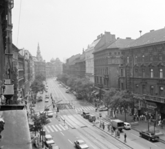 Magyarország, Budapest VII., kilátás a Madách Színház erkélyéről az Erzsébet (Lenin) körút - Wesselényi utca kereszteződésére. Balra távolabb a New York palota tornya látszik., 1973, FŐFOTÓ, Budapest, képarány: négyzetes, gyalogátkelő, Fortepan #216184