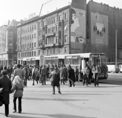 Magyarország, Budapest VIII.,Budapest VII., Blaha Lujza tér, a 7-es busz megállója. Háttérben balra a Klauzál utca torkolata, jobbra a Rákóczi út 42-es számú beépítetlen telek az Akácfa utca sarkán., 1974, FŐFOTÓ, autóbusz, Ikarus-márka, buszmegálló, BKV-szervezet, Ikarus 280, Budapest, Fortepan #216203