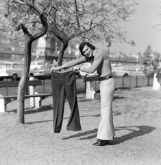 Magyarország, Budapest V., Eötvös tér, háttérben a Széchenyi Lánchíd. Boross Ferenc manöken., 1974, FŐFOTÓ, Budapest, Fortepan #216216