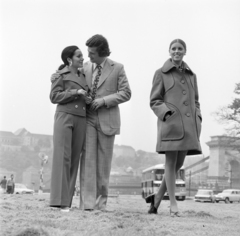 Magyarország, Budapest V., Eötvös tér, háttérben jobbra a Széchenyi Lánchíd. Balra Puszta Gréti, középen Boross Ferenc, jobbra Kirsch Mari manöken., 1974, FŐFOTÓ, Budapest, Budapesti Műszaki Egyetem, Fortepan #216224