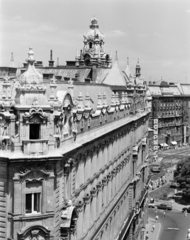 Magyarország, Budapest V., kilátás a Duna utca 3. felől a déli Klotild-palotára, jobbra a Ferenciek tere (Felszabadulás tér) és távolabb a Kossuth Lajos utca., 1974, FŐFOTÓ, Budapest, Fortepan #216243