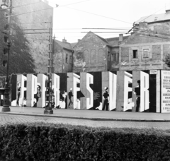 Magyarország, Budapest V., Kálvin tér, a Fővárosi Moziüzemi Vállalat (FŐMO) által forgalmazott film plakátja. Jobbra a Kecskeméti utca., 1970, FŐFOTÓ, Budapest, Best of, Fortepan #216339