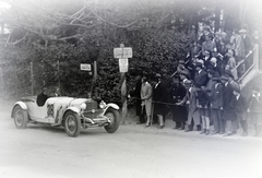 Magyarország, Budapest XII., Diana utca a Fogaskerekű Svábhegy megállójánál. A KMAC kilencedik hegyiversenyén, az 1928-as svábhegyi versenyen a német Ernst-Günther von Wentzel-Mosau báró Mercedes-Benz SSK versenyautójával., 1928, Major Lajos, Mercedes-márka, automobil, autóverseny, Budapest, Fortepan #216378