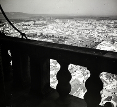 Spain, kilátás a Székes Szűz Mária katedrális (Catedral de Santa María de la Sede) harangtornyából, a Giralda-ból észak felé a Plaza Nuevo irányába, balra a háttérben a Córdobai pályaudvar (Estación de Córdoba)., 1916, Major Lajos, picture, Fortepan #216384