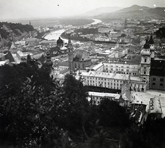 Austria, Salzburg, kilátás Hohensalzburg várából, előtérben balra a Szent Péter apátsági templom tornya, jobbra a Dóm. A Salzach folyó túlpartján jobbra a Kapuzinerberg., 1916, Major Lajos, Fortepan #216409