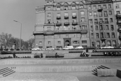 Hungary, Budapest V., Március 15. tér, a római romterület (Contra-aquincum) bemutatóhely, háttérben a Petőfi tér sarkán a Pucher-bérpalota., 1975, Gothár Péter, Budapest, car park, Fortepan #216451