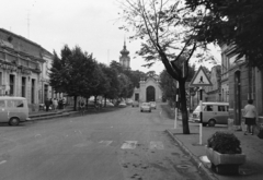 Magyarország,Balaton, Keszthely, Kastély (Szabadság) utca, Festetics-kastély bejárata., 1974, Gothár Péter, FSO Syrena, Volkswagen Typ3, Opel-márka, kerékpár, gyalogátkelő, Fortepan #216595