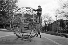 Magyarország, Budapest XIII.,Budapest V., Jászai Mari tér, játszótér, jobbra a Margit híd hídfője és a Szent István körút., 1977, Gothár Péter, Budapest, mászóka, Fortepan #216603