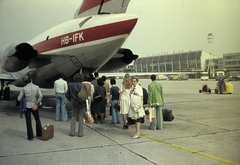 Austria, Vienna, repülőtér. A svájci Swissair légitársaság McDonnell Douglas DC-9-32 típusú repülőgépe. (Schwechat), 1975, Fortepan, transport, colorful, flying, airplane, Volkswagen-brand, airport, McDonnell Douglas-brand, Swissair airlines, place-name signs, Fortepan #21668