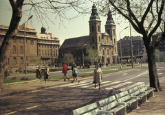 Magyarország, Budapest V., Március 15. tér a Belvárosi Nagyboldogasszony Főplébánia-templom., 1976, Fortepan, utcabútor, templom, színes, gyalogátkelő, Budapest, Fortepan #21669