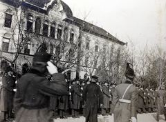 Magyarország, Cegléd, Rákóczi út a Kossuth Lajos Gimnázium előtt, középen háttal Horthy Miklós kormányzó. A felvétel Damkó József alkotása, a hősi emlékmű leleplezésekor 1927. november 13-án készült (később az I. és II. világháború hőseinek és áldozatainak emlékműve)., 1927, Kádár István, csendőr, Fortepan #216814