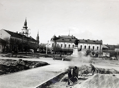 Magyarország, Cegléd, Szabadság tér, középen Kossuth Lajos szobra (Horvay János, 1902.), balra a háttérben a Kossuth téren álló katolikus templom tornya., 1933, Kádár István, Fortepan #216831