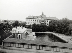 Magyarország, Cegléd, Rákóczi út 31., strand (később Városi Sportuszoda), háttérben a Kossuth Lajos Gimnázium., 1934, Kádár István, strand, medence, uszoda, gimnázium, Fortepan #216889