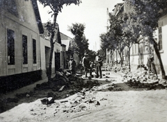 Magyarország, Cegléd, Alkotmány (Gróf Károlyi Gábor) utca, a Kossuth tér felé nézve jobbra távolabb a Ceglédi hitelbank épületének oldalhomlokzata., 1928, Kádár István, Fortepan #216913