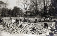 Hungary, Cegléd, Rákóczi út 31., a strand építkezése (később Városi Sportuszoda), háttérben balra a Kossuth Lajos Gimnázium., 1929, Kádár István, construction, brick, Fortepan #216925