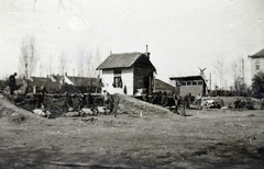 Hungary, Cegléd, Rákóczi út 31., a strand építkezése (később Városi Sportuszoda). Háttérben a hősi emlékmű (1927), (később az I. és II. világháború hőseinek és áldozatainak emlékműve), jobbra a a Kossuth Lajos Gimnázium., 1929, Kádár István, monument, construction, Fortepan #216930