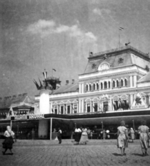 Hungary, Baja, Szentháromság (Béke) tér, jobbra a Városi Tanács épülete (később Városháza)., 1953, Barabás Sarolta, women, back, flag, square, public building, store, retailing, Fortepan #216955